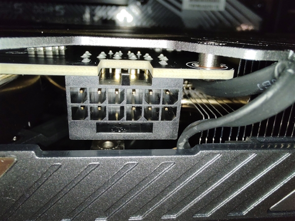 RTX 5070电源线居然也烧毁！供电接口针脚“丢”了一个