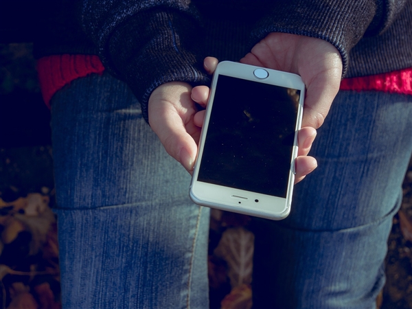 不少年轻人流行用iPhone 6拍照引热议 网友：炒作电子垃圾