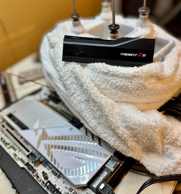12772MHz！芝奇又把DDR5频率世界纪录提高了10MHz