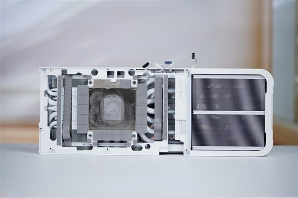 一体式磁吸上盖！影驰RTX 5090D星曜LUNA OC图赏
