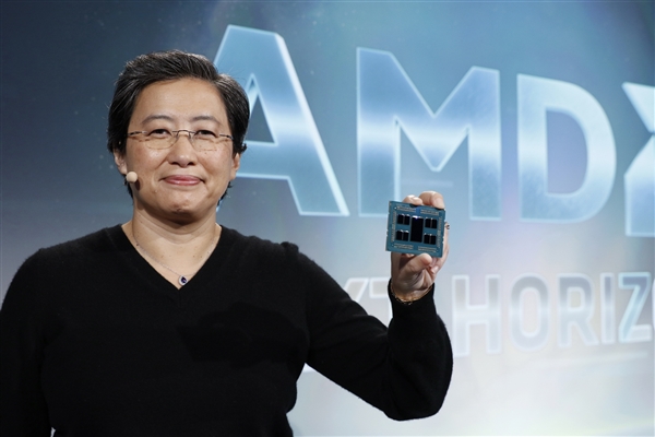第一个台积电2nm！AMD苏姿丰全球首秀Zen6霄龙CPU：遥遥领先Intel