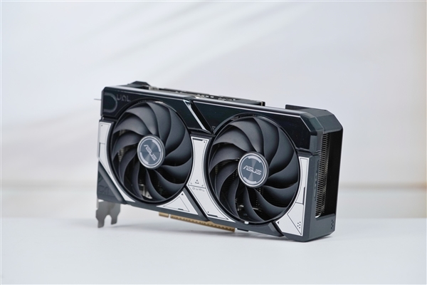 小巧双拼色！华硕RTX 5060 Ti DUAL OC 8GB显卡图赏