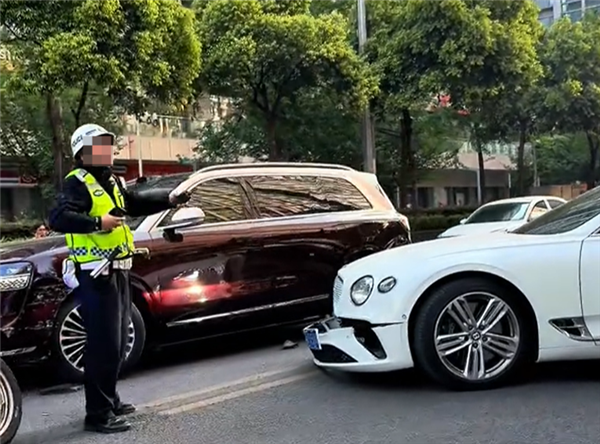 宾利欧陆撞上问界M9前脸花了 网友：一时间分不清谁是豪车