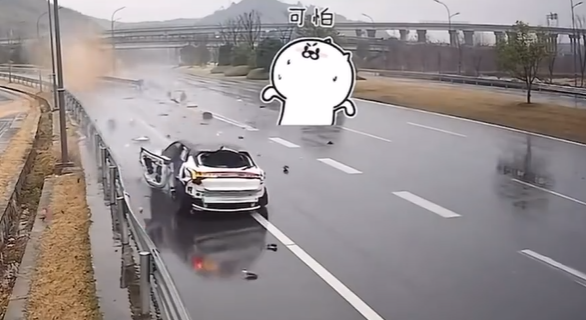 极氪001硬抗大货车高速追尾：乘员舱完好