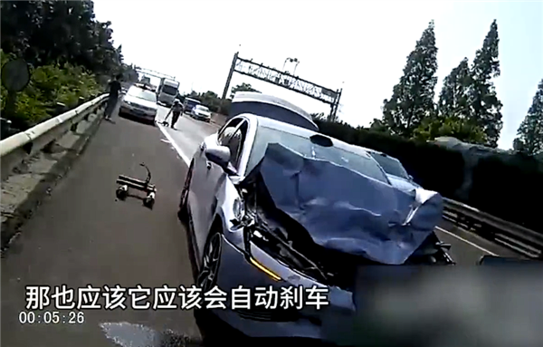 时速112km/h直怼大货车 司机：我开了智驾但AEB没生效
