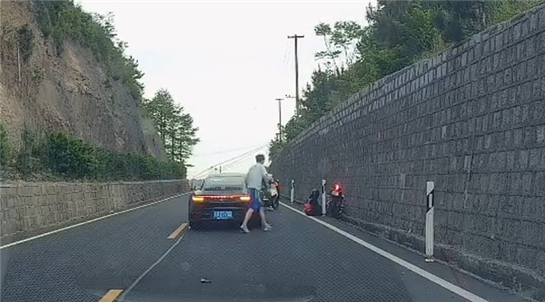 男子开保时捷超车撞倒摩托车骑手后更换车牌 官方通报：刑拘
