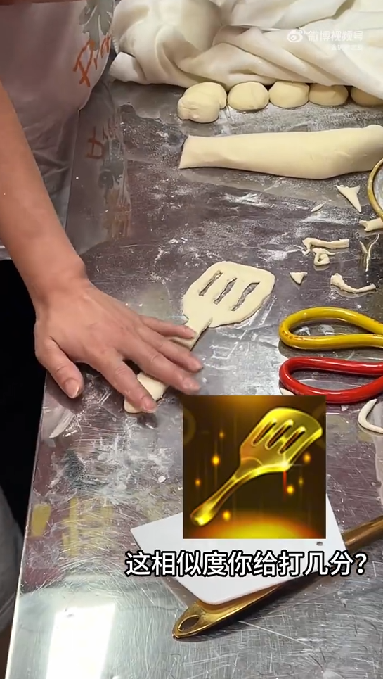 河南一老板制作铲子造型烧饼宠客 还原腾讯手游《金铲铲之战》装备